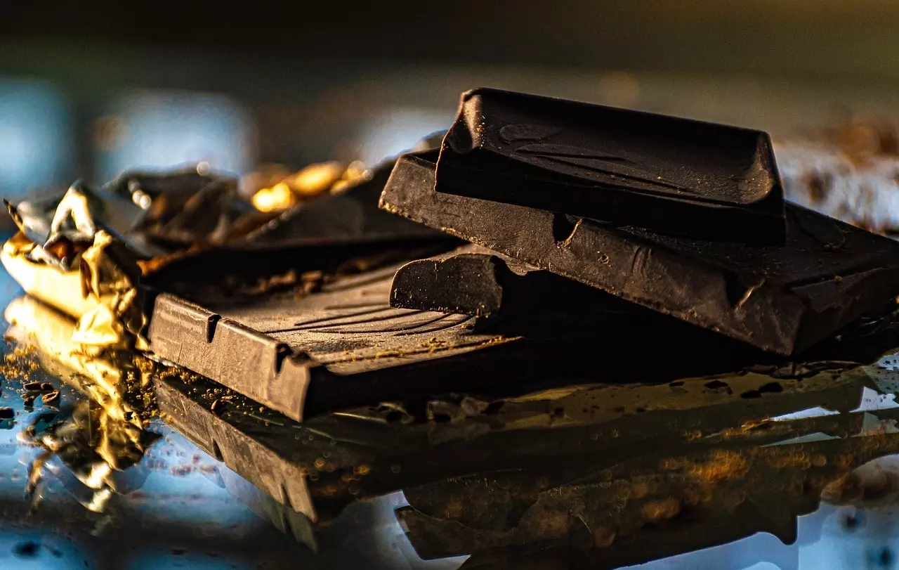 Темный шоколад полезнее молочного, однако в больших количествах он не поможет похудению