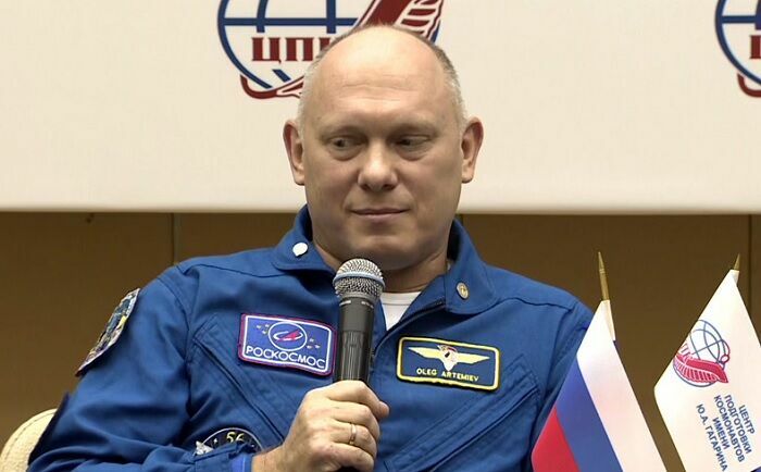 Космонавт Артемьев рассказал об отверстии в обшивке "Союза"