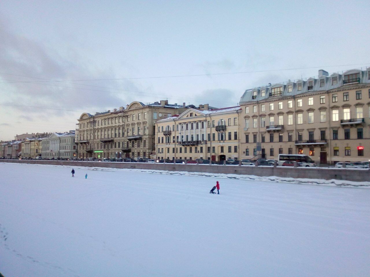 Безумство храбрых: петербуржцы с детьми высыпали на тонкий лед городских каналов
