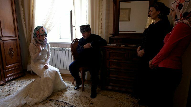 Родители похитили и вывезли в Чечню свою 20-летнюю дочь, чтобы насильно выдать замуж