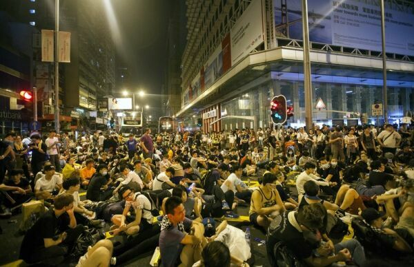 В столкновениях с полицией в Гонконге пострадали около 40 человек