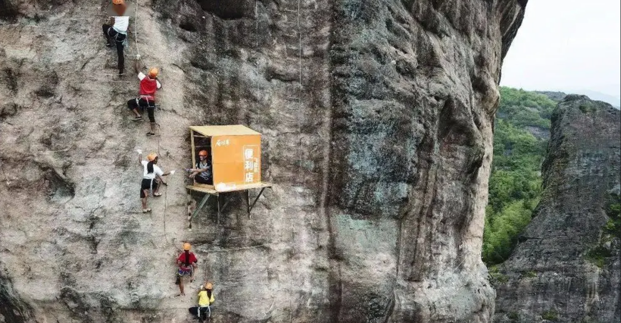 В Китае на высоте 120 метров открылся высокогорный мини-маркет для альпинистов