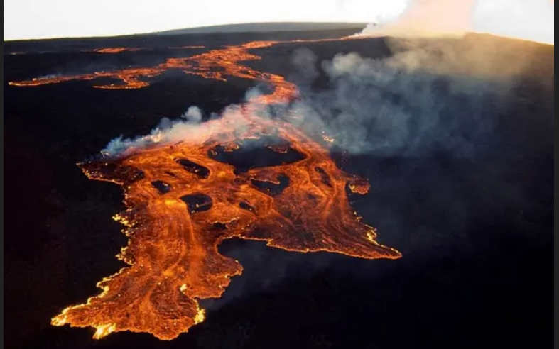 На Гавайях проснулся Мауна-Лоа, крупнейший действующий вулкан в мире