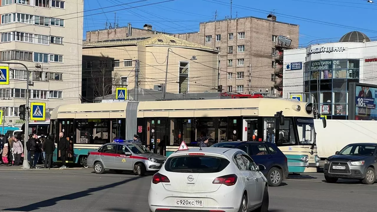 Умный трамвай сбил толпу людей в Петербурге