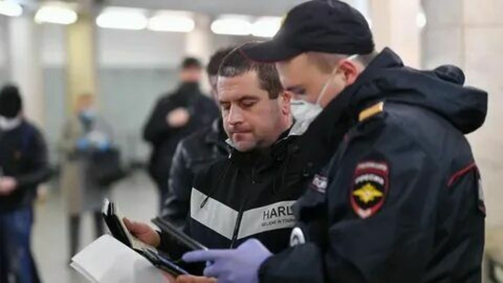 Москва проверяют телефоны. Полицейский проверяет. Цифровая полиция. Полиция Москвы. Полицейский проверяет документы.