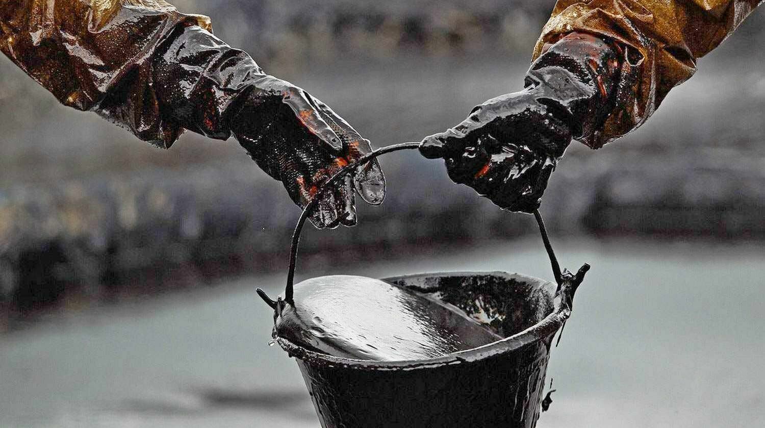 Эксперт: Отказываться от доллара при торговле нефтью невыгодно