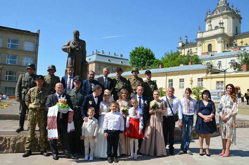 Во Львове гостями одной из свадебных церемоний стали мужчины в военной форме, стилизованной под экипировку Вермахта.
