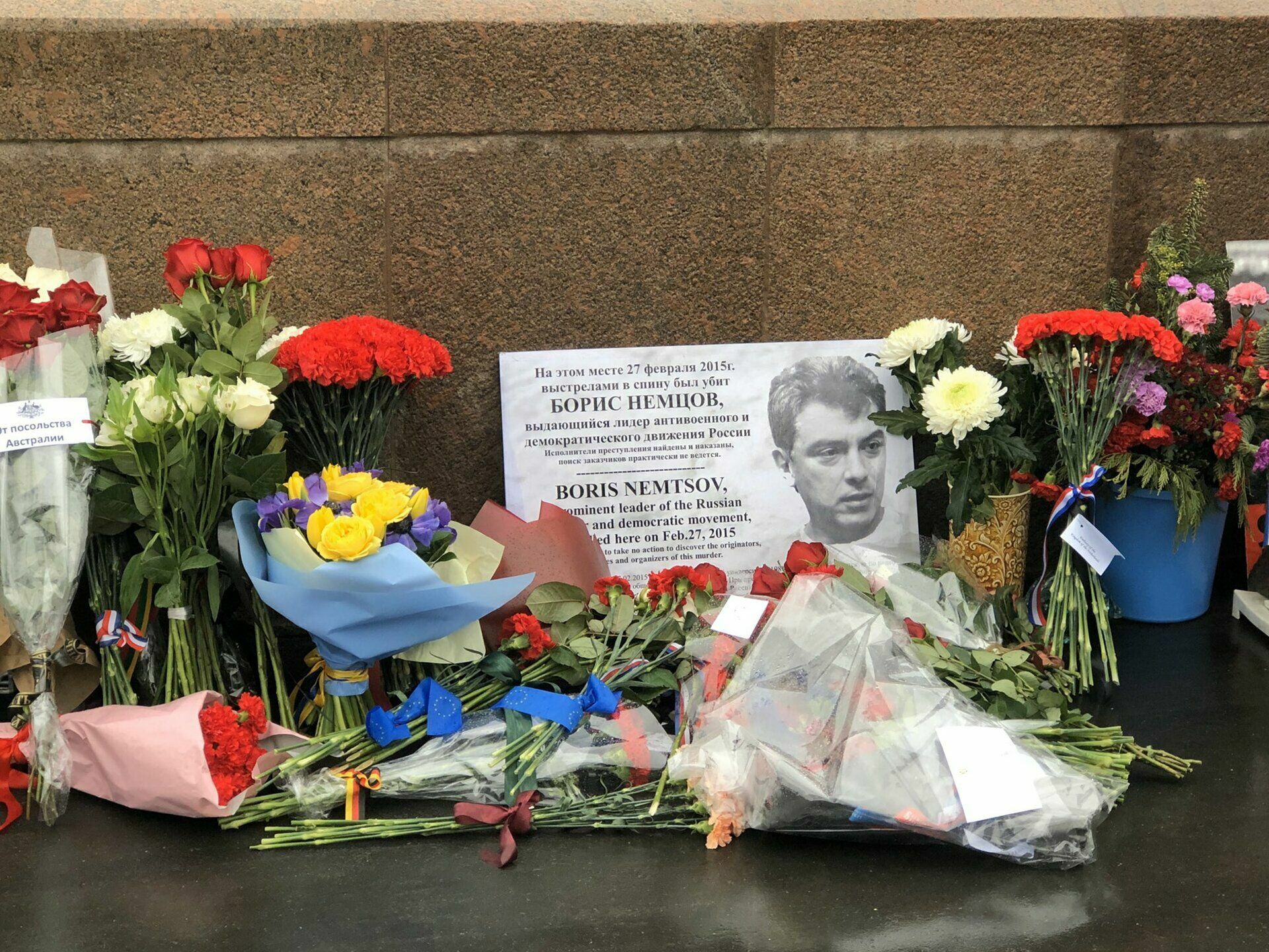 Власти Москвы пообещали не мешать возлагать цветы к мемориалу Бориса Немцов