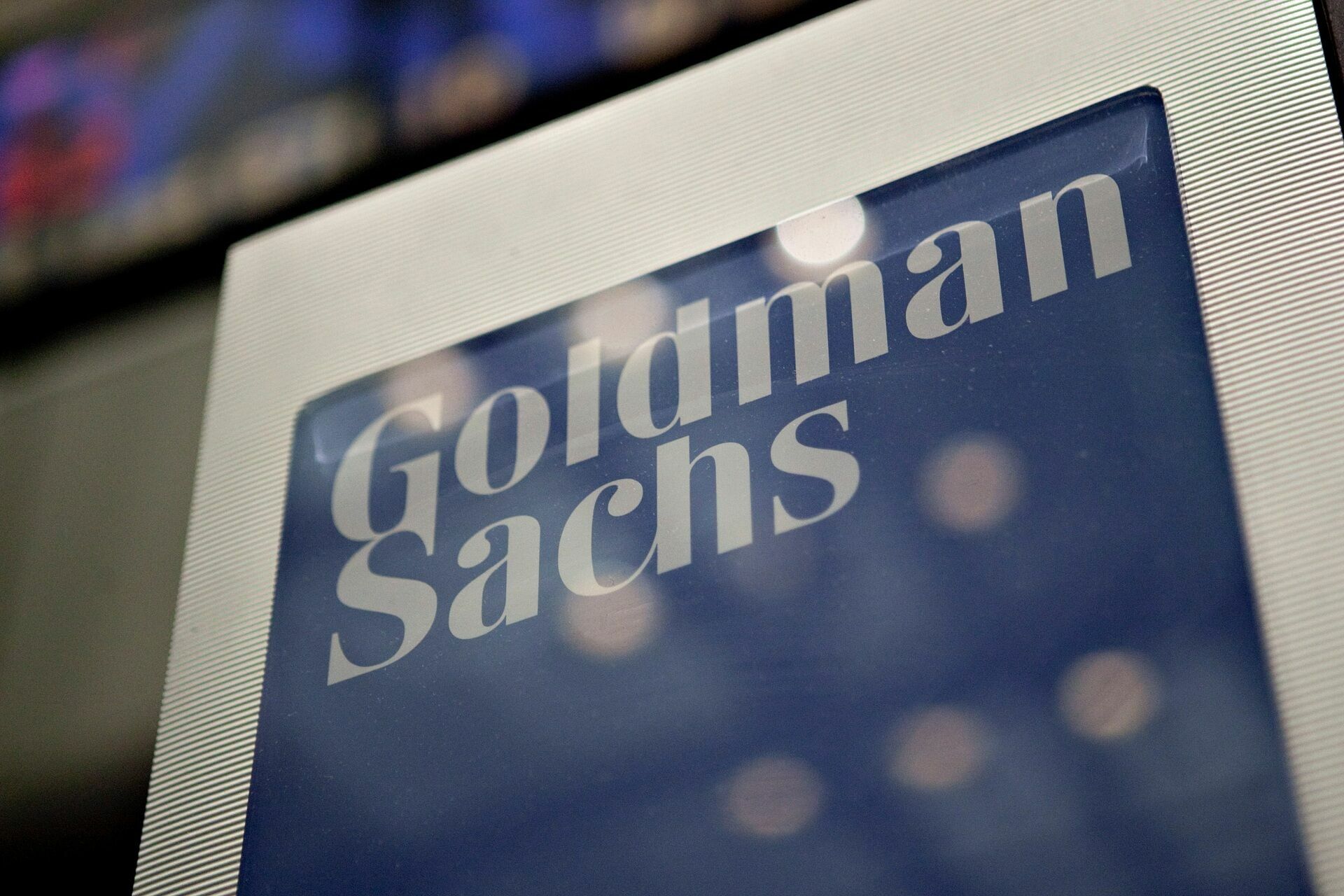Банки JPMorgan Chase и Goldman Sachs приостановили операции по госдолгу РФ