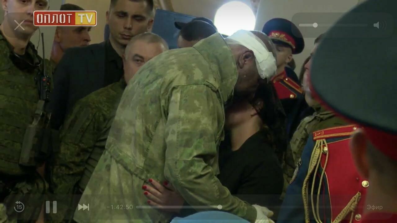Попрощавшись с Александром Захарченко, Ташкент подошел выразить соболезнования  вдове погибшего главы ДНР.