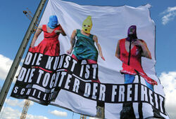 На берлинском театре повесили флаг с Pussy Riot и цитатой Шиллера