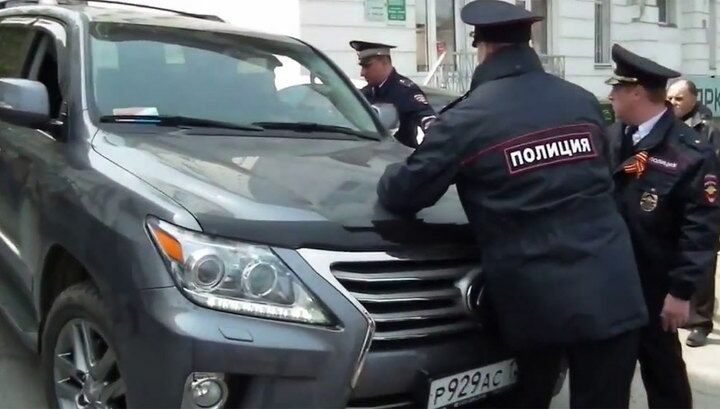 Депутата от «Единой России», протаранившего первомайскую демонстрацию, доставили на допрос