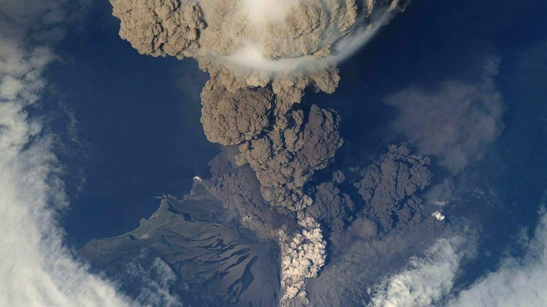 Пепел Карымского вулкана засыпал юг Камчатки