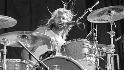 Барабанщик Foo Fighters Тэйлор Хокинс умер во время турне