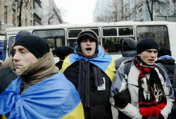 Азаров призвал украинцев проводить мирные акции протеста