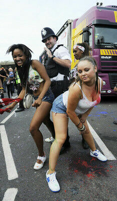На карнавале в Ноттинг-Хилле полиция бережёт и жжёт