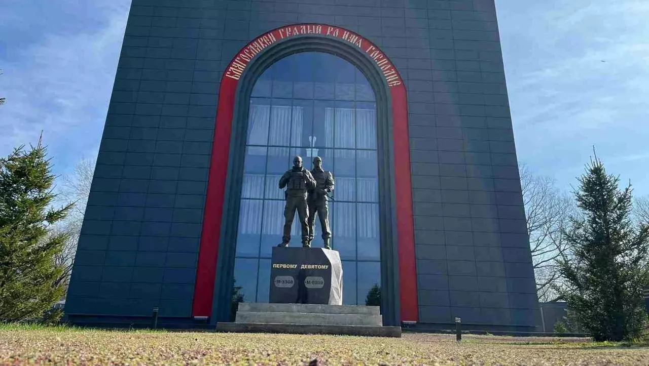 В Краснодарском крае открыли памятник Евгению Пригожину и Дмитрию Уткину