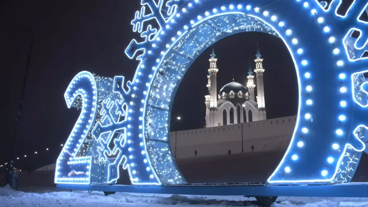 Празднование Нового года в Казани проходит у центра семьи «Казан»