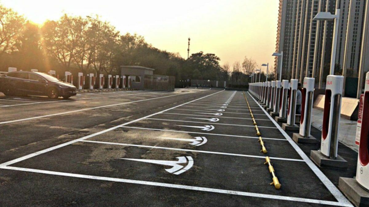 В Китае построили крупнейшую в мире станцию подзарядки электромобилей