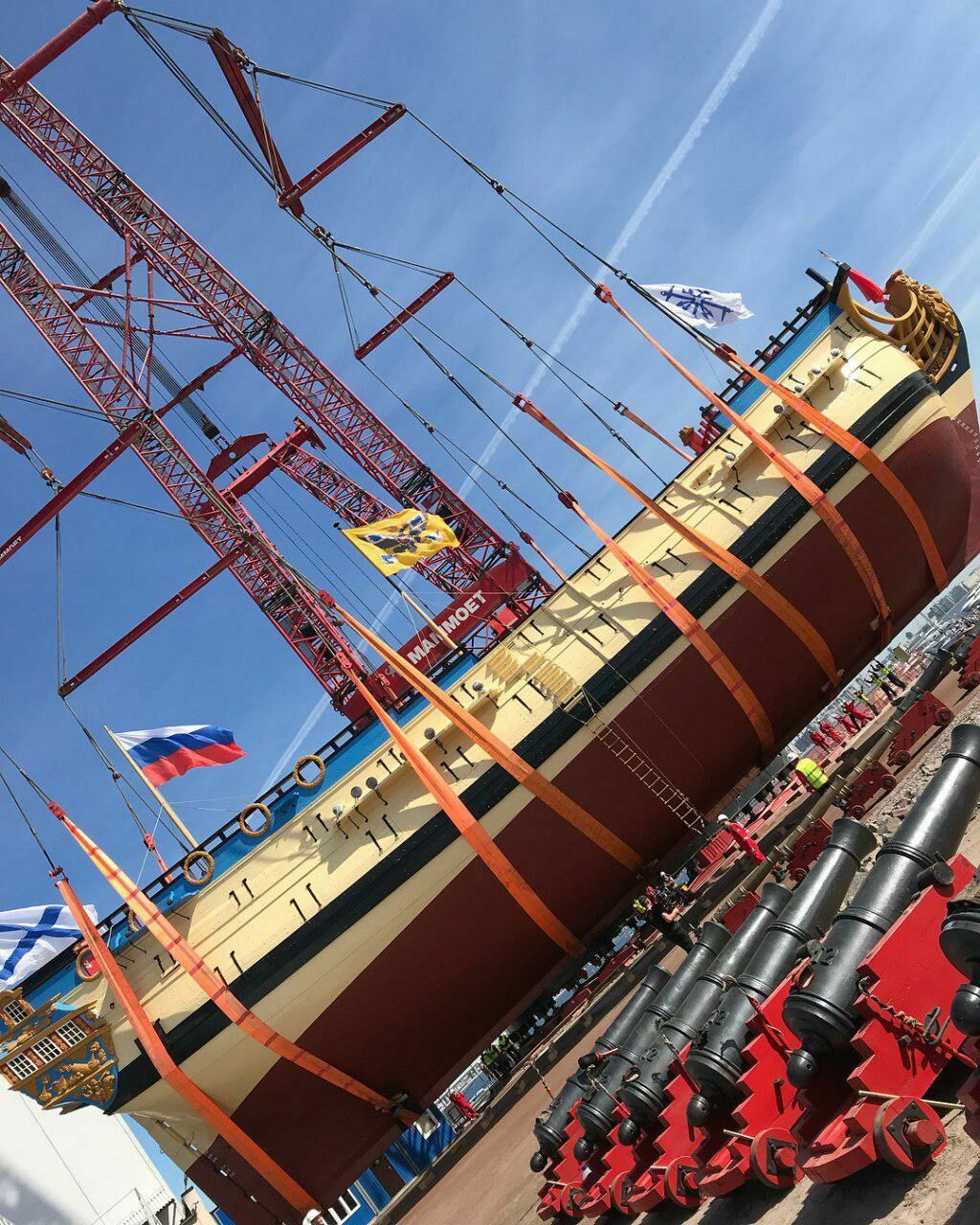 В Санкт-Петербурге на воду спустили реплику линейного корабля Петра I