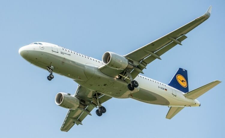 Пассажир самолета Lufthansa пытался «выйти покурить» на высоте 11 км