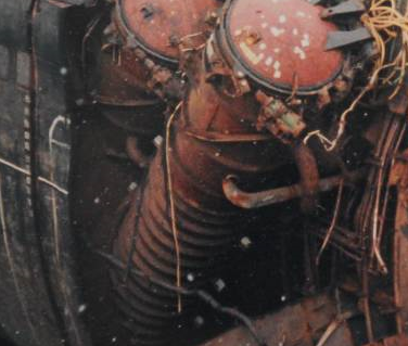 Фото №7. Пространство между лёгким и силовым корпусами «Курска», где должен был быть взрыв атакующей торпеды. Участок обшивки лёгкого корпуса с характерным отверстием демонтирован.