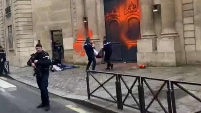 В Париже экоактивисты атаковали резиденцию премьер-министра