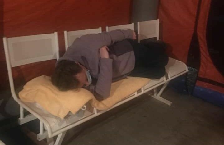 На войне как на войне: в Новосибирске больных СOVID-19 селят в палатки