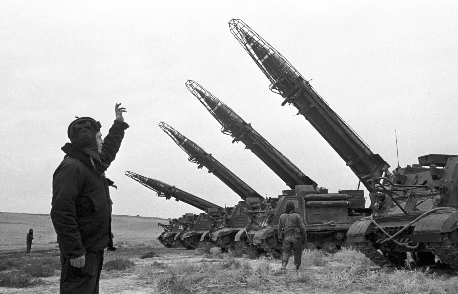 Представители НАТО скупают советское оружие для передачи его Украине