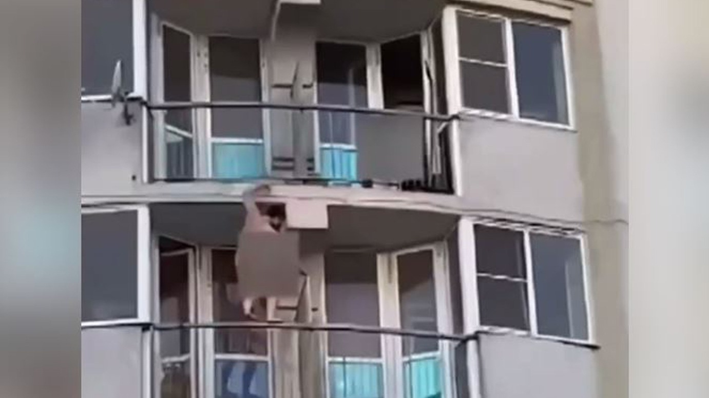 Видео дня: в Липецке голый гражданин по балконам убегал из квартиры своей спутницы