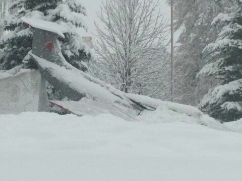 В Ртищеве самолет-памятник упал с постамента под тяжестью снега
