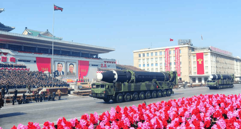 Военные Северной Кореи презентовали на параде новую межконтинентальную ракету