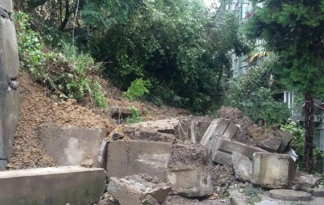В Сочи из-за схода селя разрушена подпорная стена — объявлен режим ЧС (ФОТО)