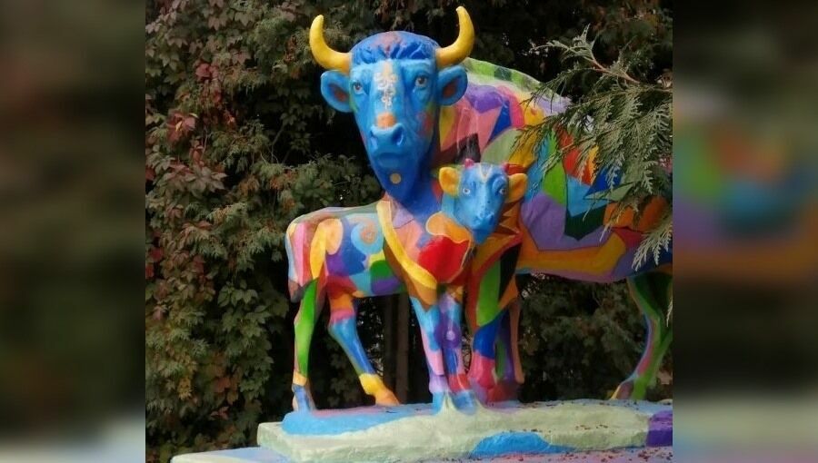 Жители Калуги потребовали перекрасить скульптуру «ЛГБТ-коров»