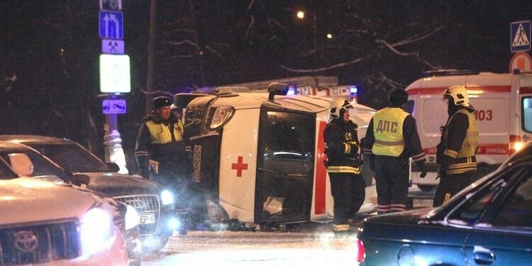 Субботний снегопад стал причиной аварий в Москве