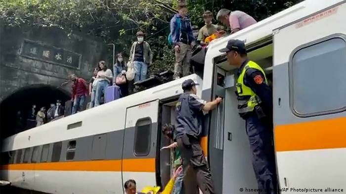 41 человек погиб при крушении поезда на Тайване