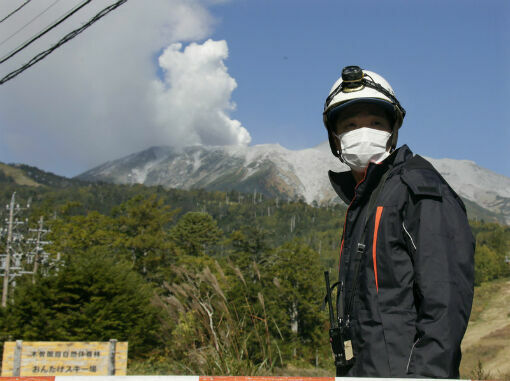 Извержение Онтакэ в Японии: на вершине вулкана находятся тела 27 туристов
