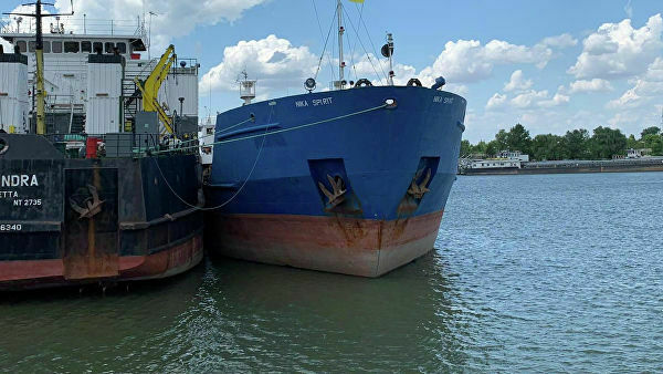 Российских моряков с задержанного Украиной танкера отпустили