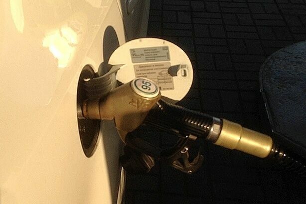 Бензин течет за инфляцией