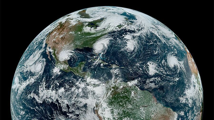 NASA опубликовало снимки четырех крупных ураганов