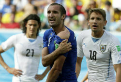 Уругвайцы победили сборную Италии и вышли в 1/8 финала ЧМ-2014