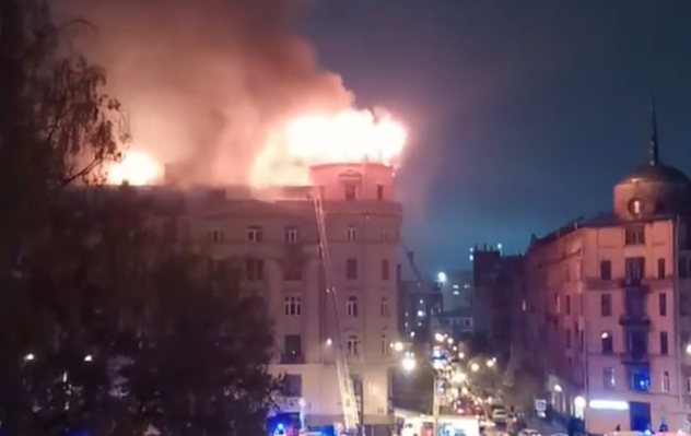 В историческом центре Петербурга загорелся жилой дом