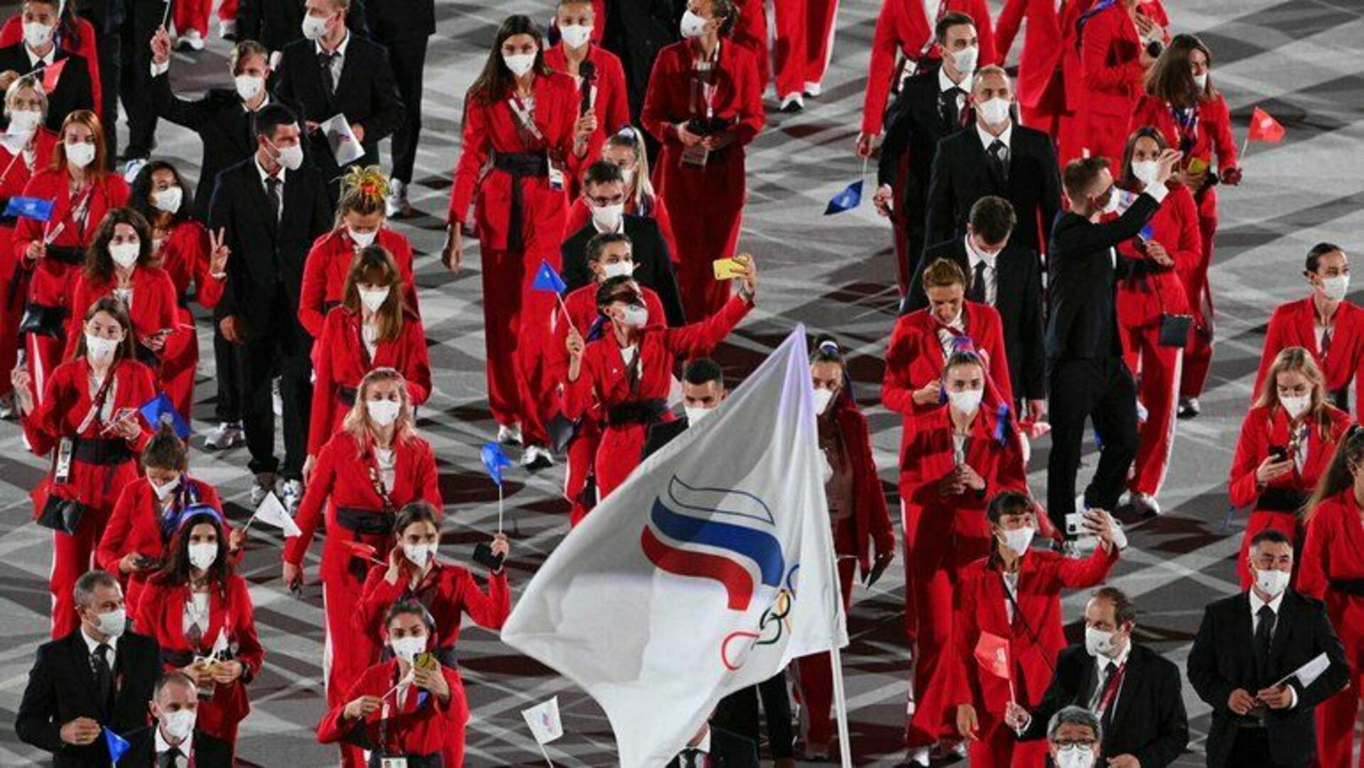 Российские спортсмены под флагом ссср. Сборная России на открытии олимпиады в Токио. Знаменосец России на Олимпиаде в Токио.