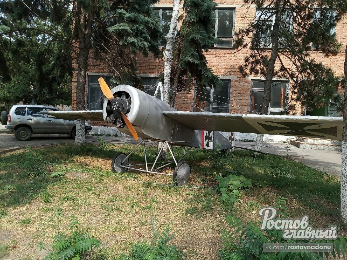Во дворе Ростова-на-Дону установили отреставрированный немецкий истребитель