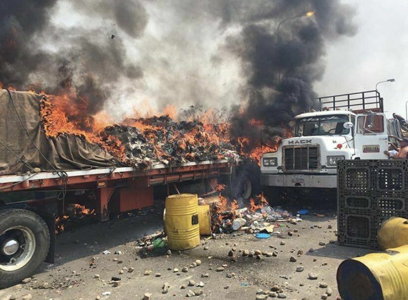 Военные Венесуэлы сожгли гуманитарный конвой из Колумбии