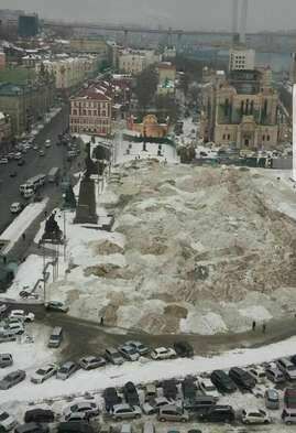 После возмущения жителей снег вывезли с центральной площади Владивостока