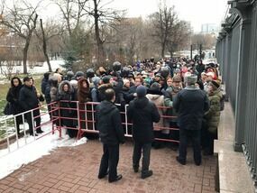 Обманутые дольщики Подмосковья выстроились в длинную очередь в приемную Дома Правителсьтва РФ  