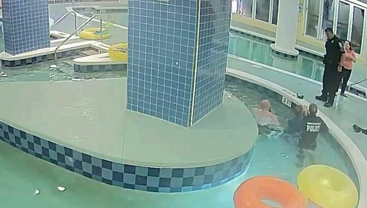 12-летний американец, застрявший в сливе бассейна, провел под водой 9 минут