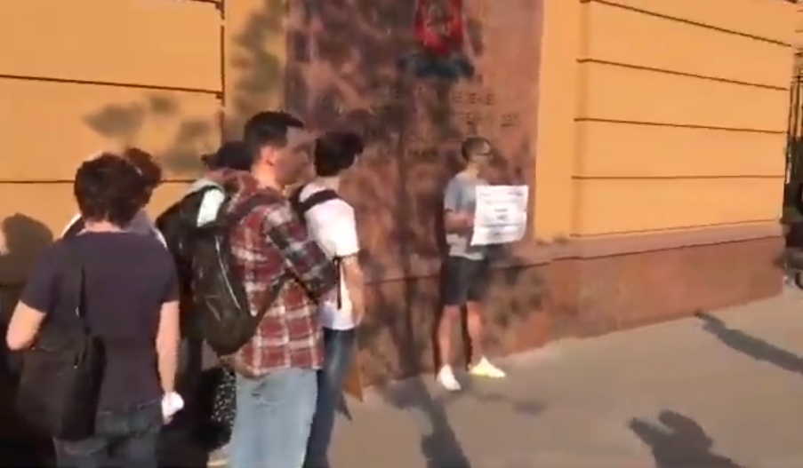 Видео дня: у Петровки, 38 образовалась очередь из желающих встать в одиночный пикет
