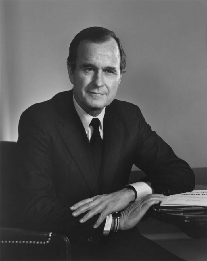 Джордж Буш-старший  занимал президентский пост на протяжении одного срока — с 1989 по 1993 годы. До этого он в течение двух сроков был вице-президентом США в администрации Рональда Рейгана, а ещё раньше возглавлял ЦРУ.